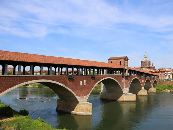 Rzeka Ticino i stary zadaszony most w mieście Pavia — Zdjęcie stockowe