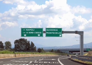Rome City yakınlarındaki kavşak otoyol İtalyan trafik sinyali