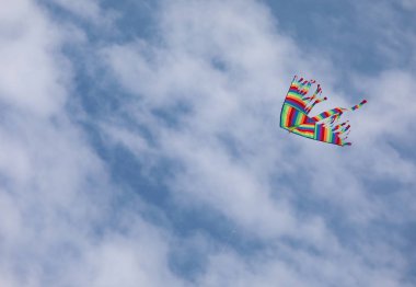 bulutlar ile gökyüzünde uçurtma