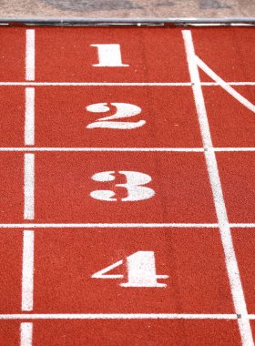 Spor sahasında 1 2 3 4 numaraile bitiş çizgisi