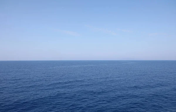 L'eau bleue de l'océan et le ciel clair — Photo