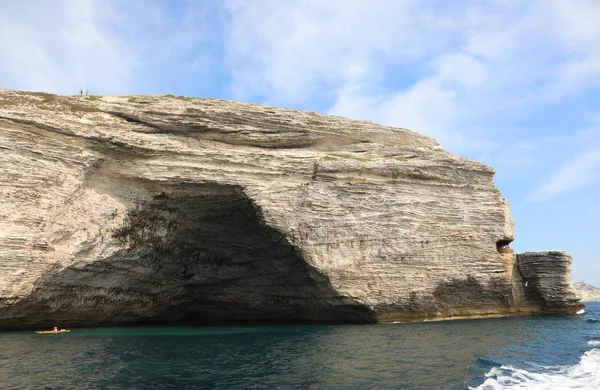 Cueva con entrada similar en Napoleón Bonaparte sombrero cerca de Bonifacio — Foto de Stock