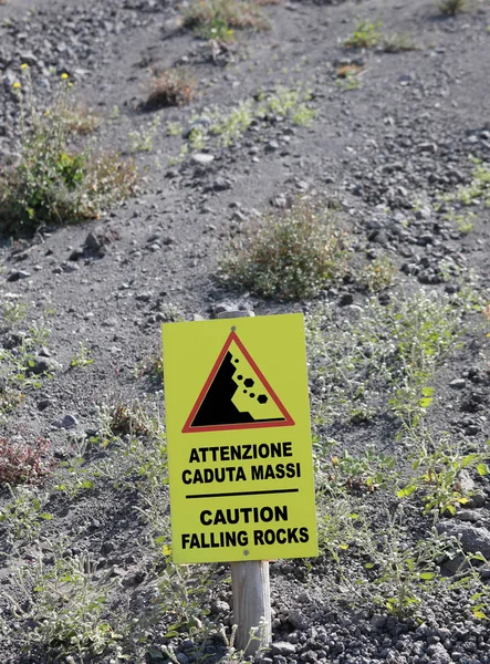 Signaal op de helling van de vulkaan met tekst in het Engels en Italiaans — Stockfoto