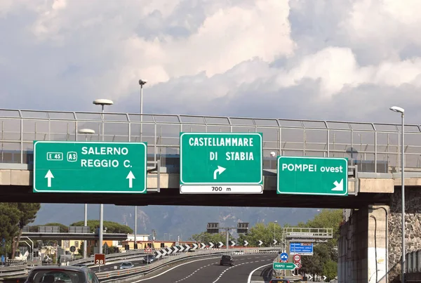Señal de tráfico en la encrucijada a muchos lugares italianos — Foto de Stock