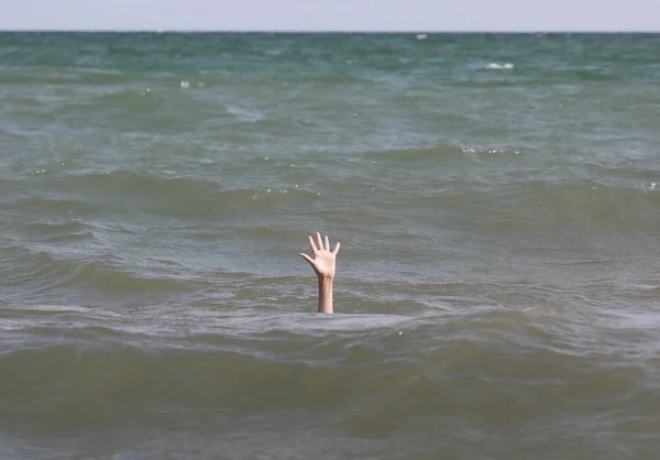 Hand van jongen op de Oceaan — Stockfoto