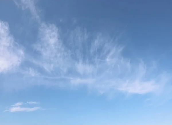 Sfondo di nuvole bianche sul cielo azzurro — Foto Stock