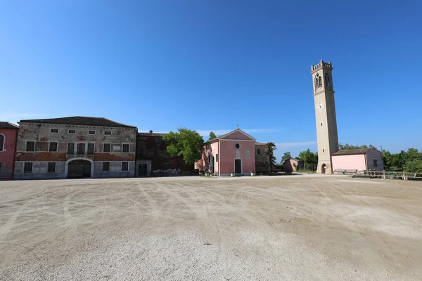 Ampia piazza cittadina di Lio Piccoli un piccolo borgo nell'Ital Settentrionale — Foto Stock