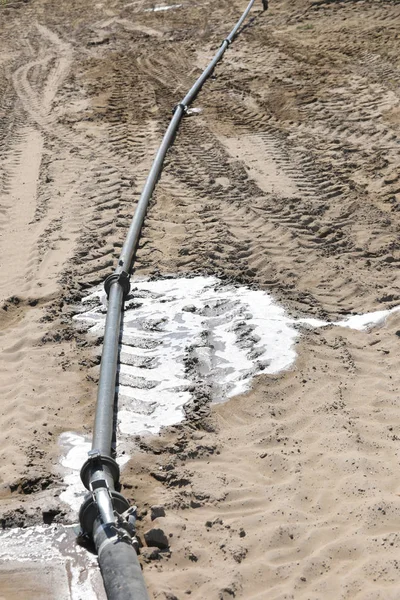 Kraftigt vattenläckage från ett fält bevattnings slang — Stockfoto