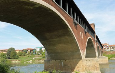 Kapalı Köprü altında da İtalya'da Ponte Vecchio denir