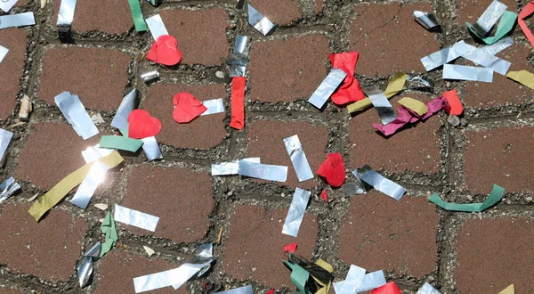 Confettis colorés dispersés sur le sol après un défilé de carnaval — Photo