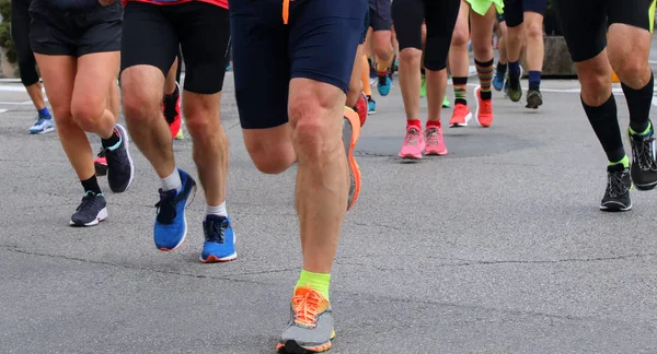 Yarış sırasında şort ile koşucular — Stok fotoğraf