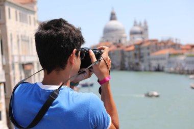 Kameralı fotoğrafçı adanın fotoğraflarını çekerken... 