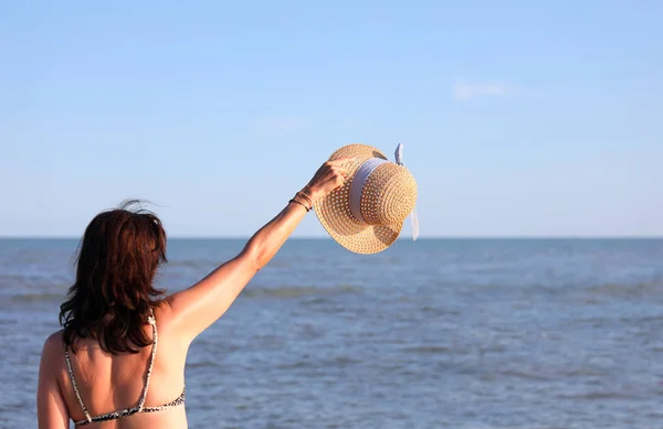 Junge Frau mit Bootsführer am Meer — Stockfoto