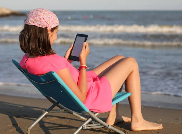 Little girl reads the ebook — Stock Photo, Image