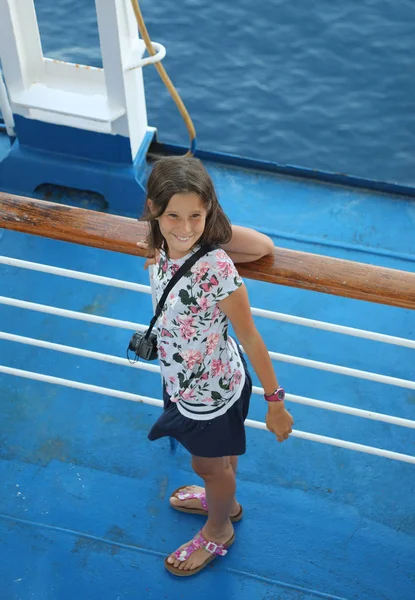 Söt flicka på båten — Stockfoto