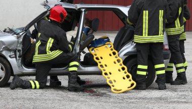 Kazadan sonra yolda itfaiyeciler ve sedye.