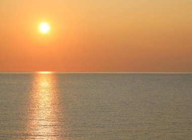 Güneş batarken okyanusta