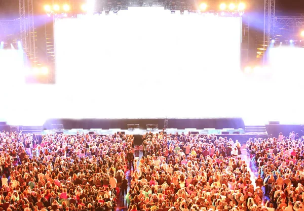 Luzes de palco e as pessoas — Fotografia de Stock