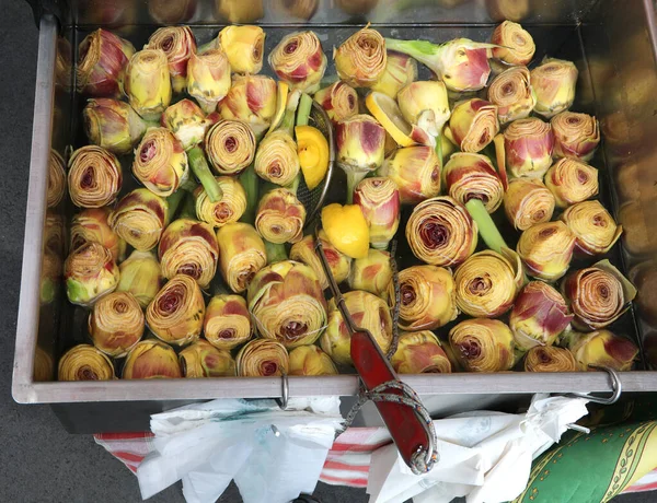 Muitas alcachofras em salmoura — Fotografia de Stock