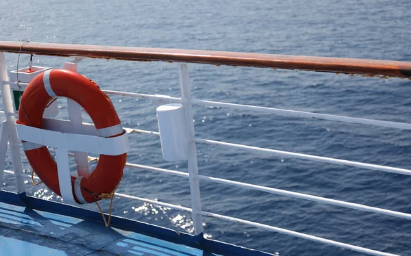 Bóia salva-vidas vermelha no navio de cruzeiro — Fotografia de Stock