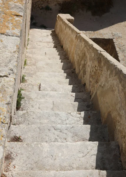 Escalera larga hecha con piedra —  Fotos de Stock