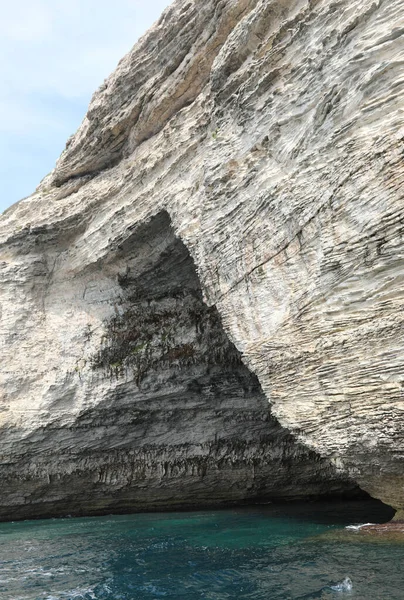 Cueva con entrada similar en Napoleón Bonaparte sombrero — Foto de Stock