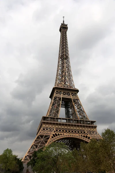Πύργος του Άιφελ στο Παρίσι και τα δέντρα — Φωτογραφία Αρχείου