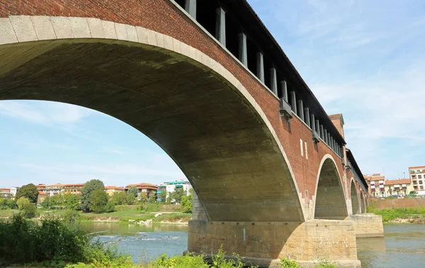 இத்தாலிய லாங்குவாவில் உள்ள Ponte Vecchio என்றும் அழைக்கப்படும் மூடப்பட்ட பாலத்தின் கீழ் — ஸ்டாக் புகைப்படம்