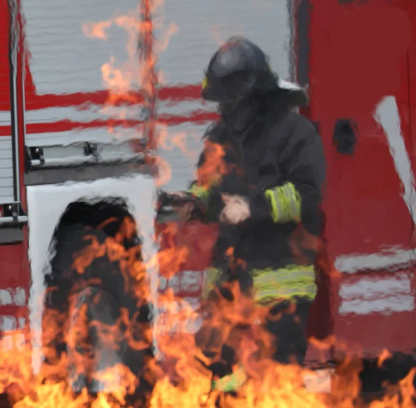 Пожежник і гаряче полум'я — стокове фото