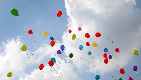 Gekleurde ballonnen vliegen omhoog naar de hemel — Stockfoto