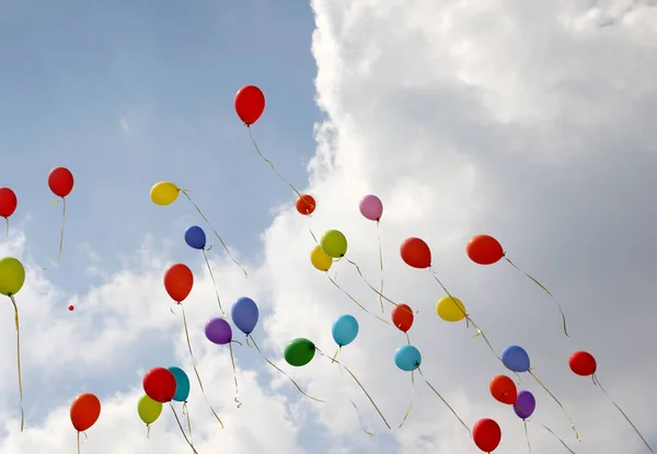 Group of balloons fly into the blue sky with many white clouds i — Stock Photo, Image