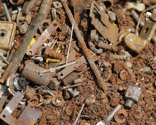 Металлолом и старые ржавые орудия использования железа в переработке — стоковое фото