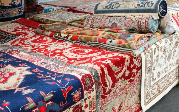 Marktstand, spezialisiert auf den Verkauf wertvoller orientalischer Teppiche — Stockfoto