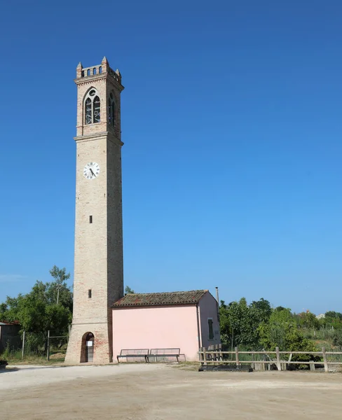 Alto campanario en la plaza de la ciudad de Lio Piccoli un pequeño villag — Foto de Stock