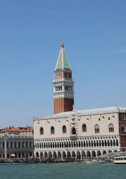 De klokkentoren van San Marco en het oude hertogelijk paleis in Venetië — Stockfoto