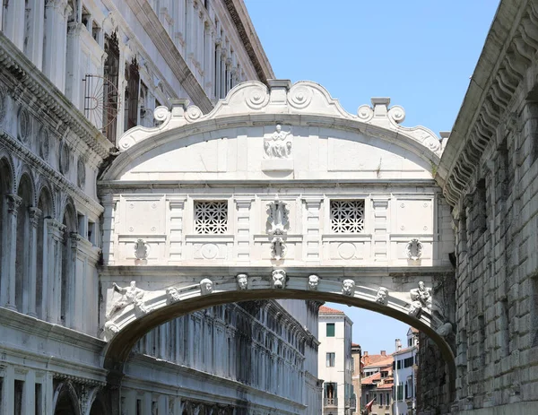 Famous bridge of sighs at Venice in Italy — Stock Photo, Image