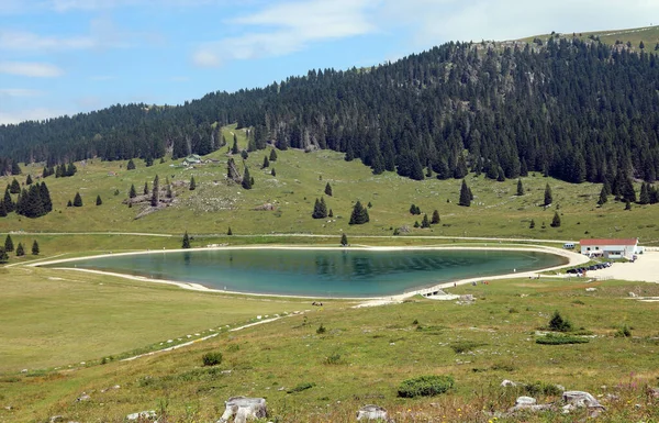 Paesaggio montano impressionante con piccolo lago — Foto Stock