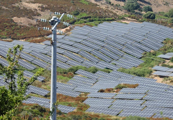 Muchos paneles solares en la colina — Foto de Stock