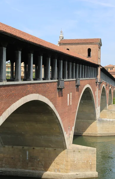Bågar av Ticino mycket gammal täckt bro i Pavia stad i Italien — Stockfoto