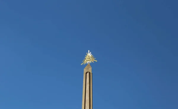 Religiöses Symbol des Auges der Vorsehung in goldenem Metall — Stockfoto