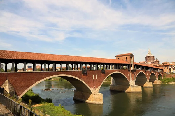 Ticino floden och den mycket gamla täckta bron i Pavia stad i det — Stockfoto