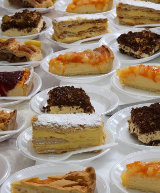 Kremalı ve meyveli tatlı.