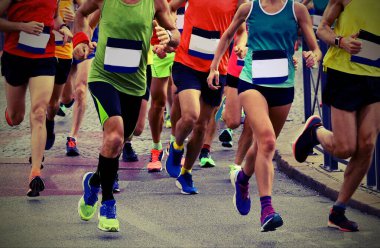 Sporcular eski tonlu efektlerle yolda koşuyor