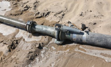 Kurak sularda su sızıntısı ve atıklarla sulama için demir boru.