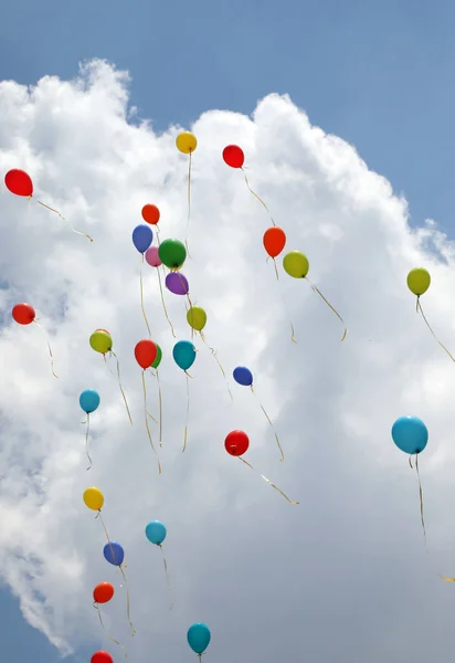 Muchos globos de colores vuelan en el cielo — Foto de Stock