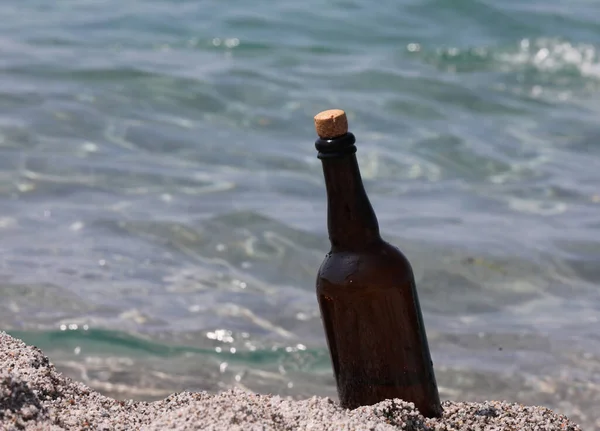 Пляшка в склянці на пляжі — стокове фото