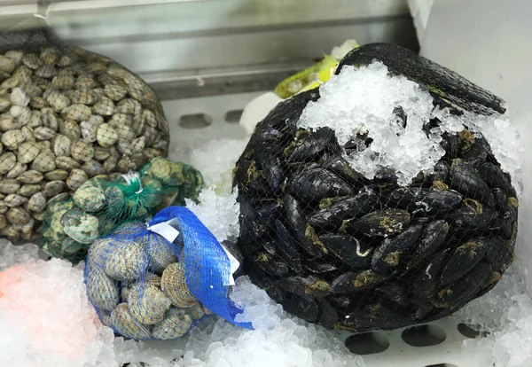 Färska musslor och en påse med stora musslor som nyligen fångats i havet — Stockfoto