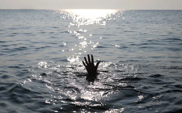 Ręka człowieka na oceanie — Zdjęcie stockowe