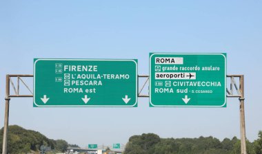İtalya 'nın başkenti Roma' ya giden İtalyan otoyolunda trafik levhası ve...