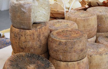 Pazarda satılık peynir